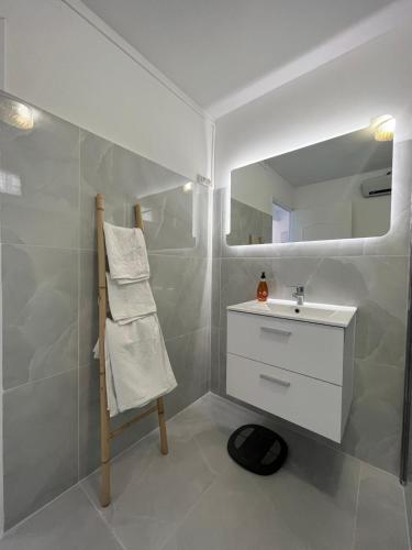 une salle de bain avec un lavabo blanc et un miroir dans l'établissement Nice view, à Nice