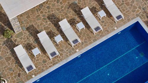 Bazén v ubytování TrueDream Villa, a Mythical SeaView Escape, By ThinkVilla nebo v jeho okolí