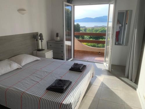 Postel nebo postele na pokoji v ubytování Corsicadream Arone superbe appartement dans villa, vue panoramique mer, piscine, proche Porticcio