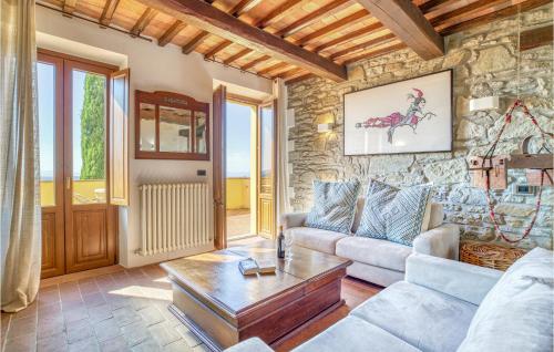 una sala de estar con un sofá y una mesa en Borgo Elisa, en Cortona