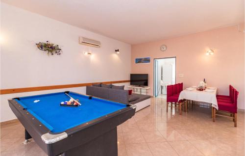 TV a/nebo společenská místnost v ubytování Holiday Home Pomer Pomer