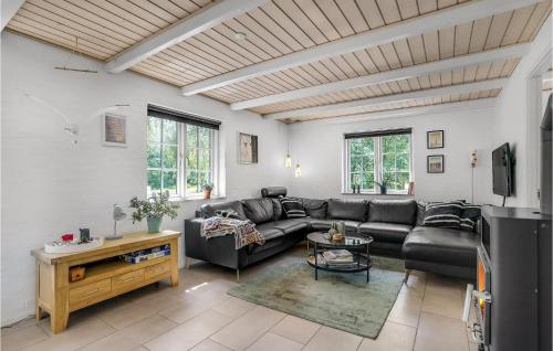 un soggiorno con un divano e un tavolo di Holiday Home Pj Manøsvej Rømø Iv a Toftum