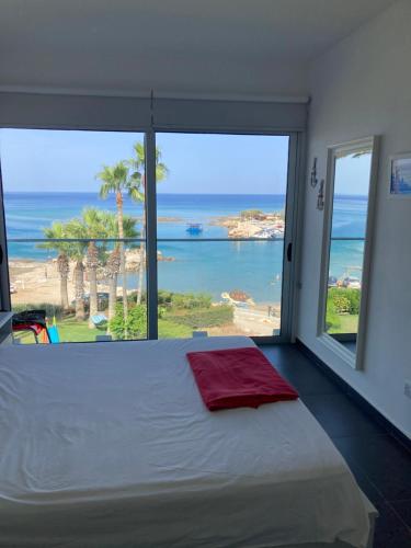 Llit o llits en una habitació de Trident Beach Apartment