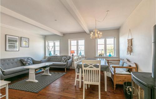 een woonkamer met een bank en een tafel bij Holiday Home Vang Hasle Ii in Hasle