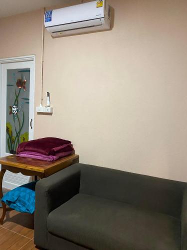 a living room with a couch and a air conditioner at Mong Do Lay Home Stay in Ban Ao Makham