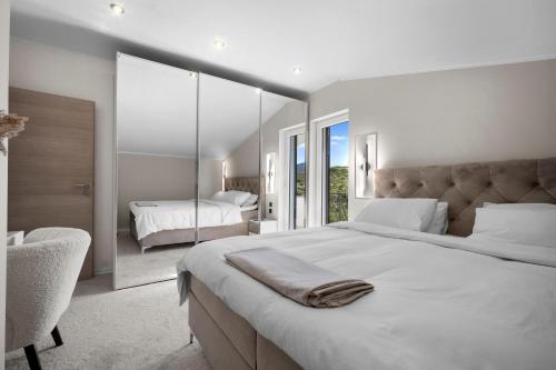 トロギールにあるVila Valentinaの白いベッドルーム(大型ベッド1台、鏡付)