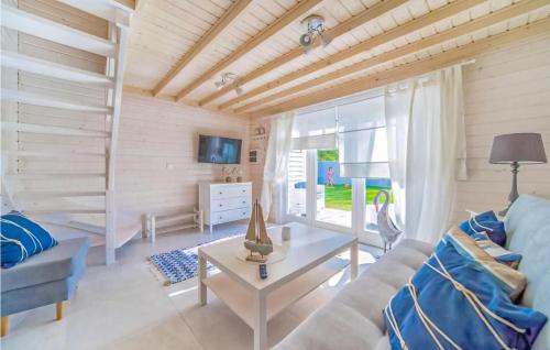 una sala de estar con un sofá y una mesa en Gorgeous Home In Miedzywodzie With Wifi, en Międzywodzie