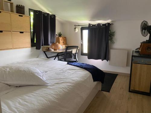 Postel nebo postele na pokoji v ubytování Maison familiale, coeur de ville & nature