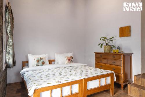 Katil atau katil-katil dalam bilik di StayVista at House of Hive - Garden, BBQ and Heater