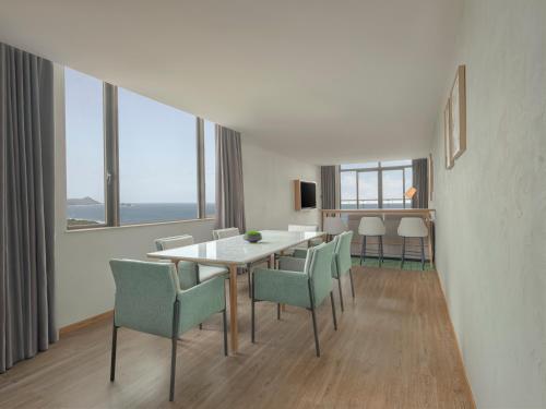 a dining room with a table and chairs at Element Yangjiang Hailing Island in Yangjiang