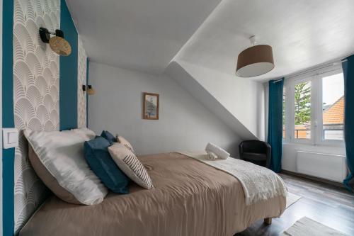 une chambre avec un lit et une fenêtre dans l'établissement Le Doumer - Charmant 2 pièces en Centre Ville, à Vichy