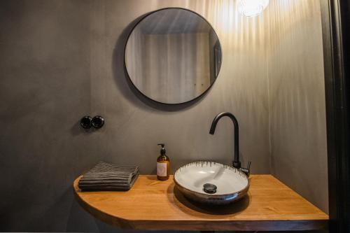 a bathroom with a bowl sink and a mirror at Ilmaveere Butiikhotell ja Restoran in Obinitsa