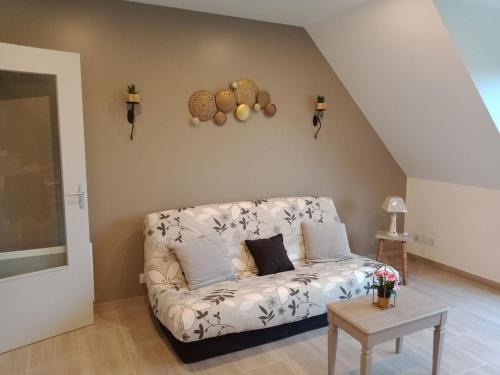 a living room with a couch and a table at Appartement Matignon a 5 minutes des plages in Matignon