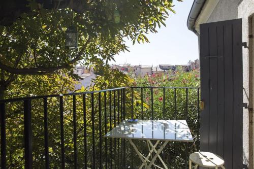 A balcony or terrace at T2 Havre de paix nature cœur d Aix