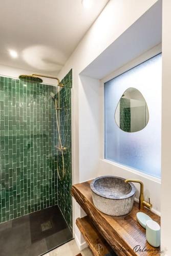 une salle de bain avec un lavabo et une douche dans l'établissement Ty Ar Mor maison de la mer, à 40 m de la plage, à Saint-Michel-en-Grève