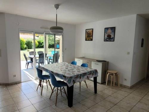 - une table et des chaises dans une cuisine avec salle à manger dans l'établissement Maison Familiale, à La Verrie