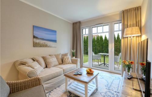 ein Wohnzimmer mit Sofa und Tisch in der Unterkunft Baltischer Hof Apartment 7 in Boltenhagen