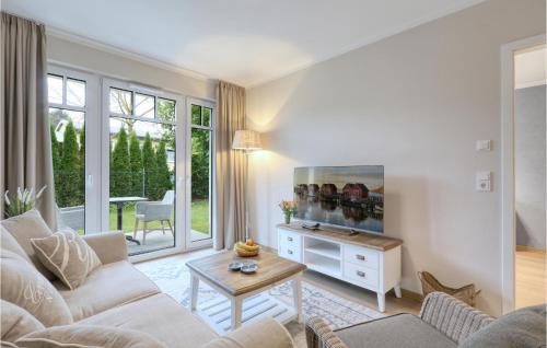 ein Wohnzimmer mit Sofa und Tisch in der Unterkunft Baltischer Hof Apartment 7 in Boltenhagen