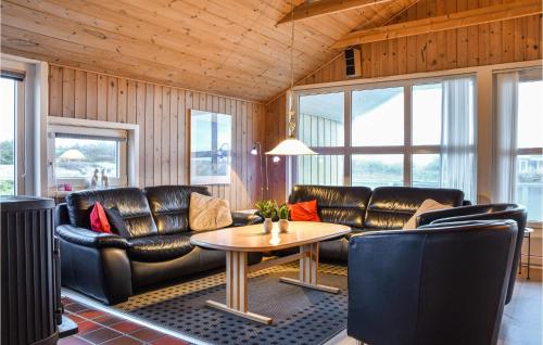 sala de estar con muebles de cuero y mesa en Holiday Home Wolle Friks Vej Ringkøbing Xii, en Søndervig