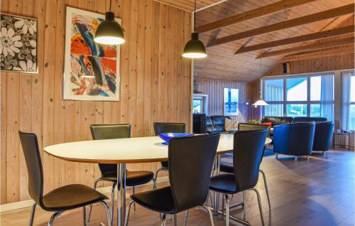 una sala de conferencias con una mesa y sillas en Holiday Home Wolle Friks Vej Ringkøbing Xii, en Søndervig