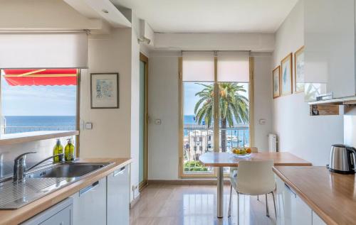 une cuisine avec une table et une vue sur l'océan dans l'établissement Port, Nice, appartement, vue mer, à Nice