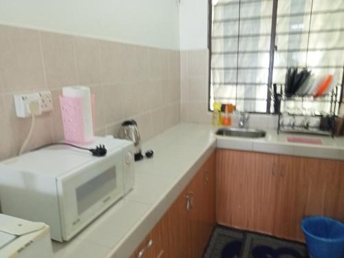 Dapur atau dapur kecil di Lestari Seaview Homestay