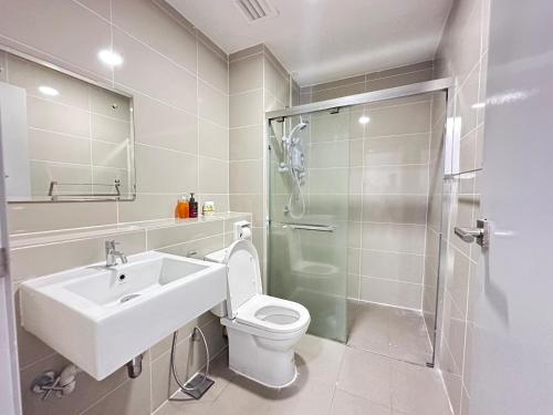 Ванная комната в reSTARY K-POOL Themed Staycation 10pax opposite Imago