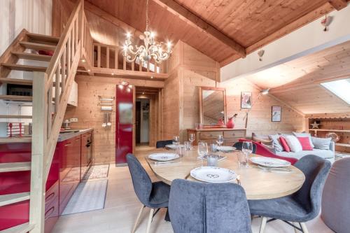 une cuisine et une salle à manger avec une table et des chaises dans l'établissement Grand Balcon 3 - Calme - Vues - Cosy, aux Houches