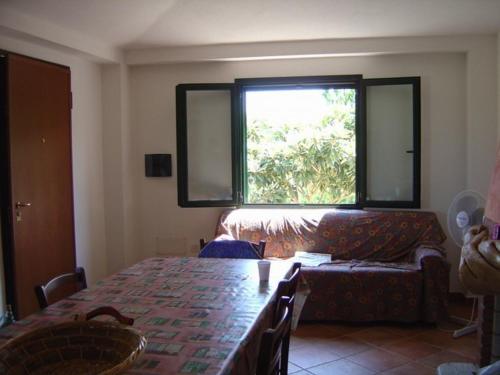 トルトリにあるDomus Trebiniのリビングルーム(ソファ、テーブル付)、窓が備わります。
