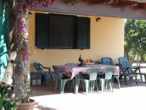 een tafel en stoelen op een patio bij Domus Trebini in Tortolì