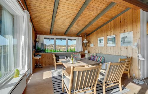 una sala da pranzo con tavolo e sedie di Holiday Home Fanø 60 a Fanø