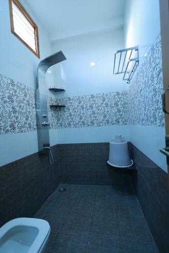 ティルヴァンナーマライにあるDwaraka Agaram Villaのトイレと洗面台付きのバスルーム