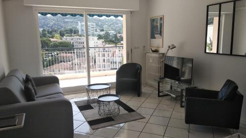 un salon avec un canapé et une télévision dans l'établissement Beau 2 pièces centre de Cannes idéal congres et vacances, à Cannes