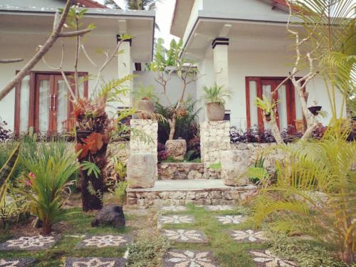 a house with a garden in front of it at Gapul Penida in Nusa Penida