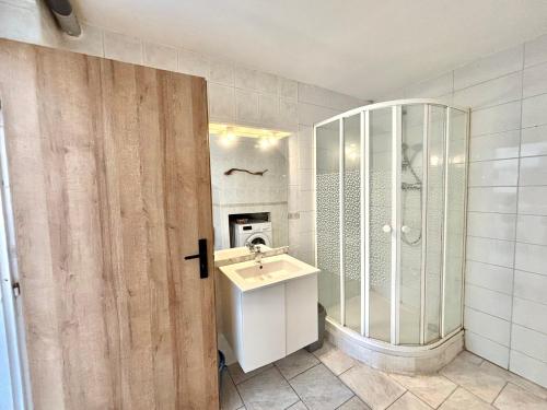 Ένα μπάνιο στο Appartement avec piscine privée Porticcio