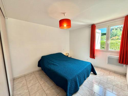 Ένα ή περισσότερα κρεβάτια σε δωμάτιο στο Appartement avec piscine privée Porticcio