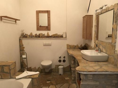 Koupelna v ubytování Fewo 13 Ferienwohnung Ziegenheim auf dem Bauernhof