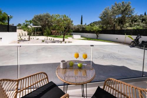 Vardas Luxury Houses