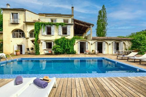 une villa avec piscine devant une maison dans l'établissement La Maison de Raymond - Sublime villa avec piscine, à Générargues