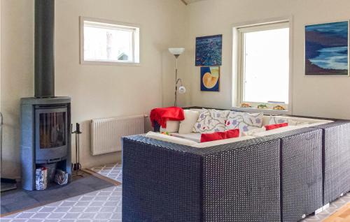 Ένα ή περισσότερα κρεβάτια σε δωμάτιο στο Lovely Home In Yngsjö With Sauna