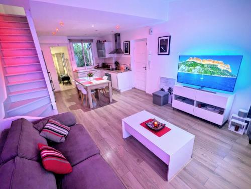 Televízia a/alebo spoločenská miestnosť v ubytovaní Cannes Croisette Suquet Duplex 4 P