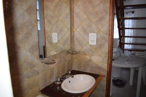 Un baño con lavabo e inodoro. en Las Rosas, en Costa del Este
