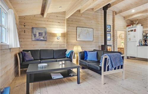 una sala de estar con un sofá y una mesa en 3 Bedroom Cozy Home In Knebel, en Knebel
