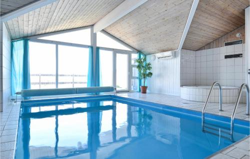 ein Swimmingpool mit Wanne und großem Fenster in der Unterkunft Stunning Home In Ringkøbing With Sauna in Ringkøbing