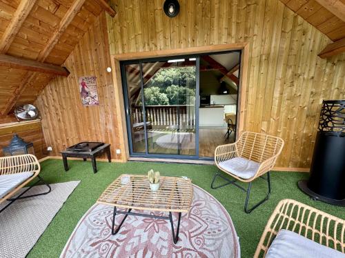 a room with a table and chairs in a cabin at Gîte sur la Dordogne in Lalinde