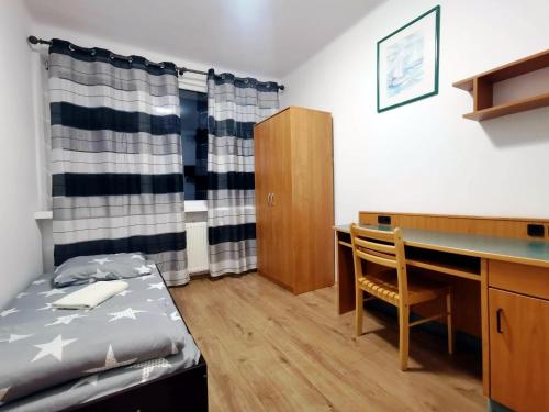 Ένα ή περισσότερα κρεβάτια σε δωμάτιο στο Hostel Bagrowa Plus