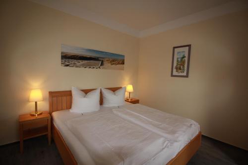 Postel nebo postele na pokoji v ubytování Parkhotel Klüschenberg