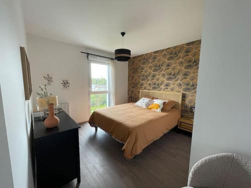 a bedroom with a bed and a window at Blue Sand - Appartement cosy-neuf à 500 m du bourg in Saint-Philibert