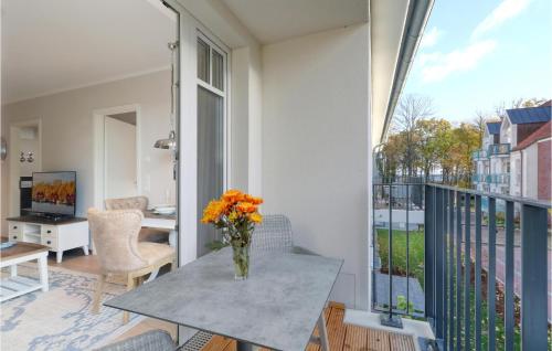 un vase de fleurs sur une table sur un balcon dans l'établissement Baltischer Hof Apartment 24, à Boltenhagen