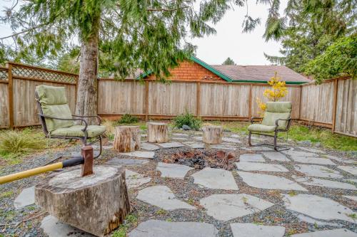 a backyard with two chairs and a fire pit at Laneda Lodge MCA 1339 - Meredith Lodging in Manzanita